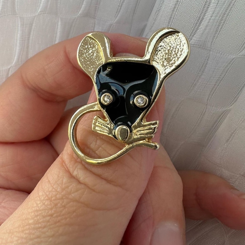 Vintage Sarah Coventry mouse pin.